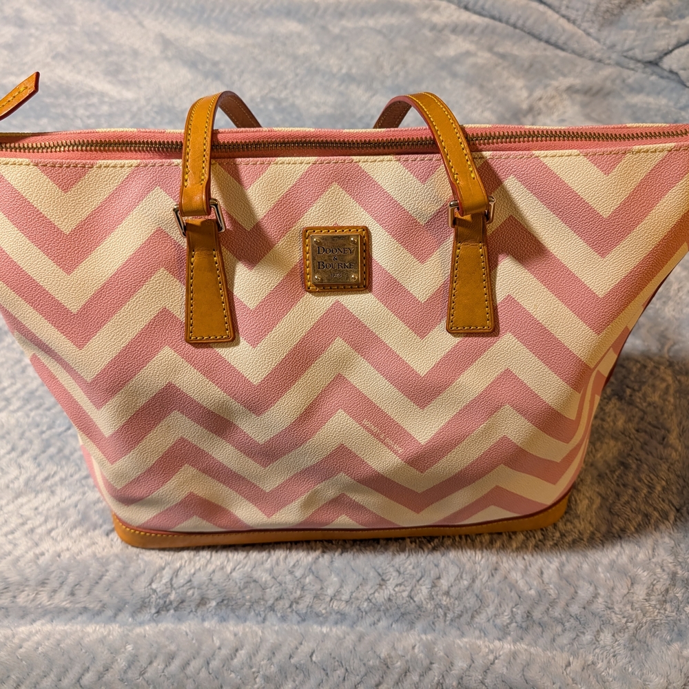 🚫🚫SOLD🚫🚫Dooney & Bourke Pink Chevron Tote Bag - Picture 14 of 14